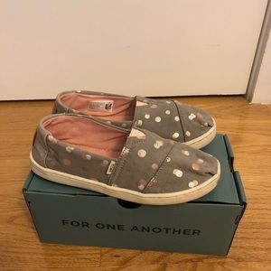 Tom’s classic drizzle gray party dot size 1 youth